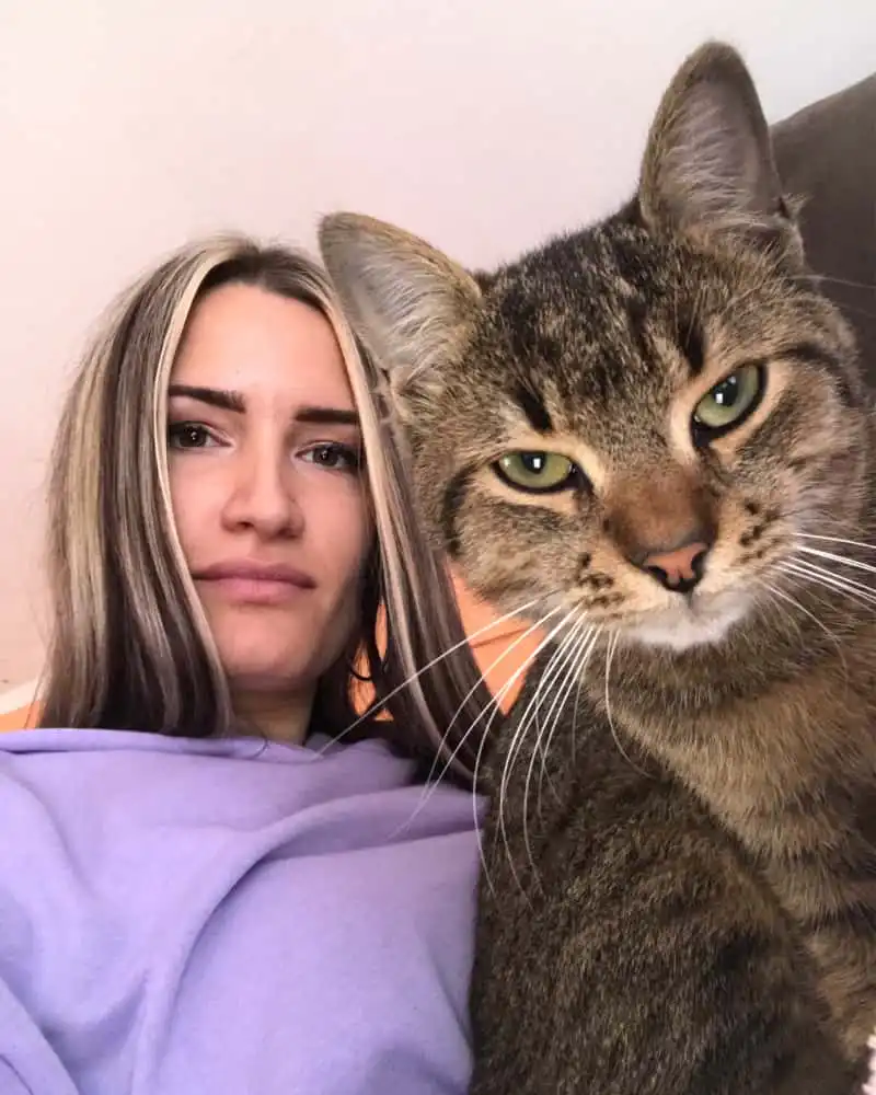 Kristina i njen mačak Hari