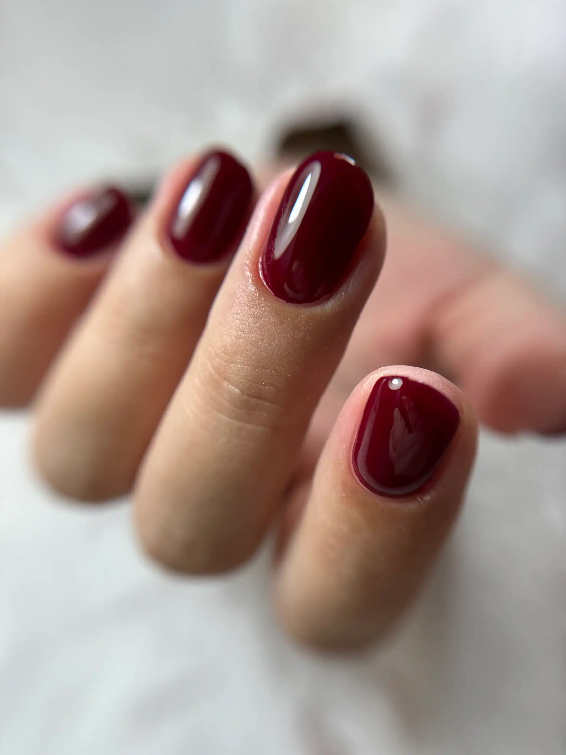 Gel lak manikir, klasična crvena nijansa, KTBeauty Novi Sad