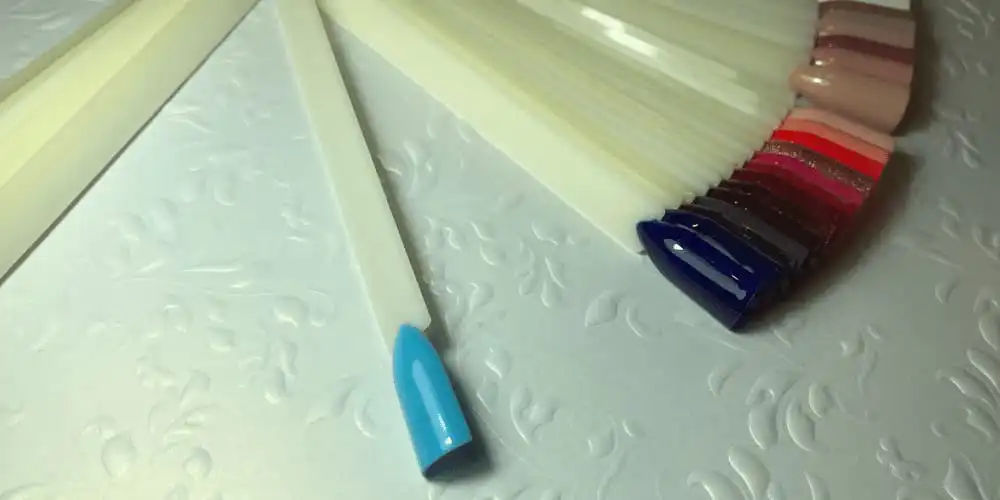 plava boja za nokte 2021